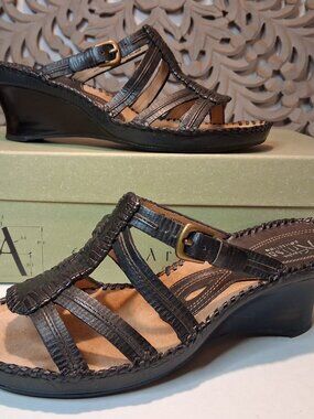 New in Box Clarks Artisan Black Leather Wispy Wedge Heel Sandal size 8 Whipstich
